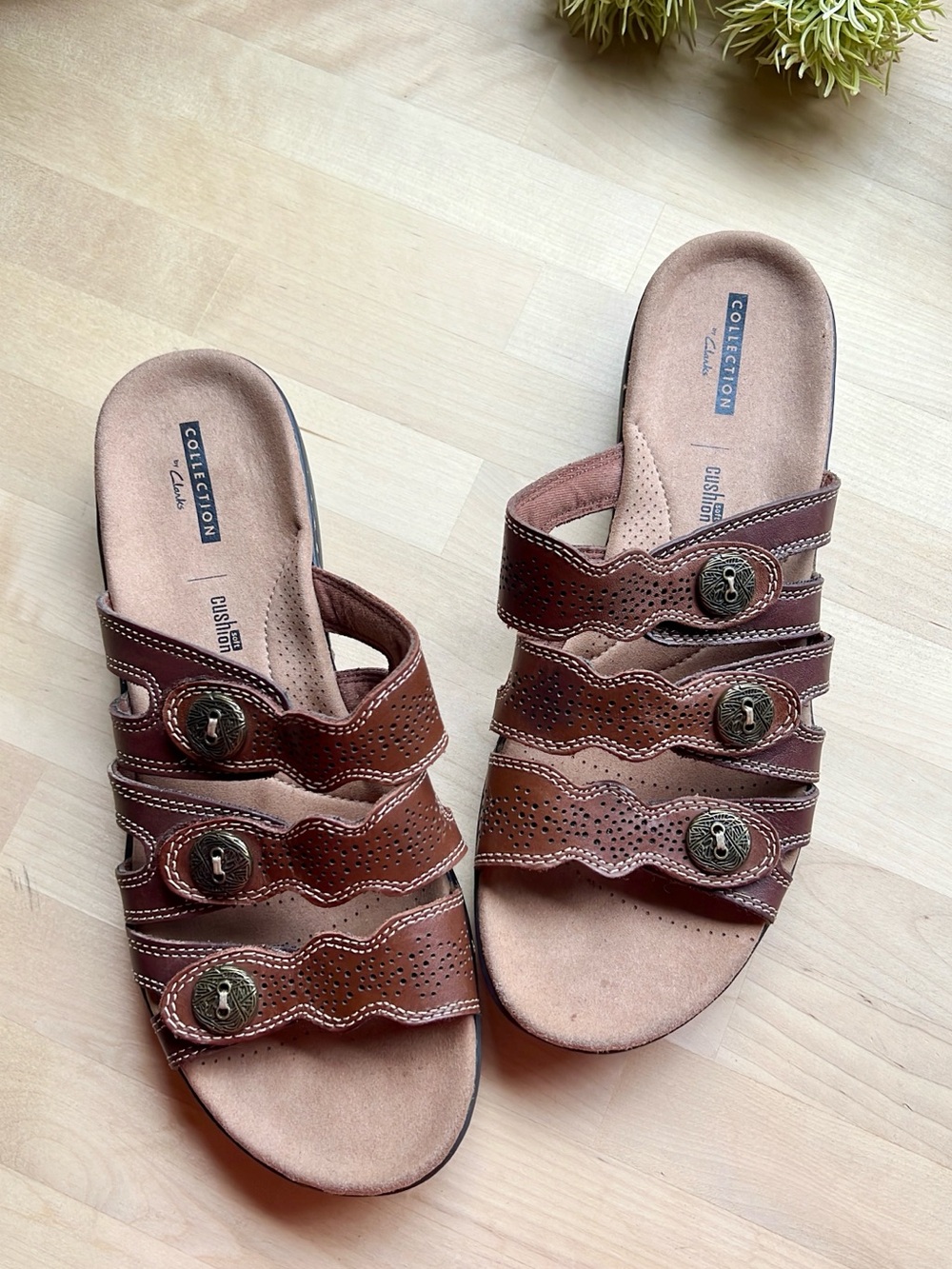 Clarks Leisa Women’s Brown Leather Slide Open Toe Straps Sandals Shoes Size 9.5